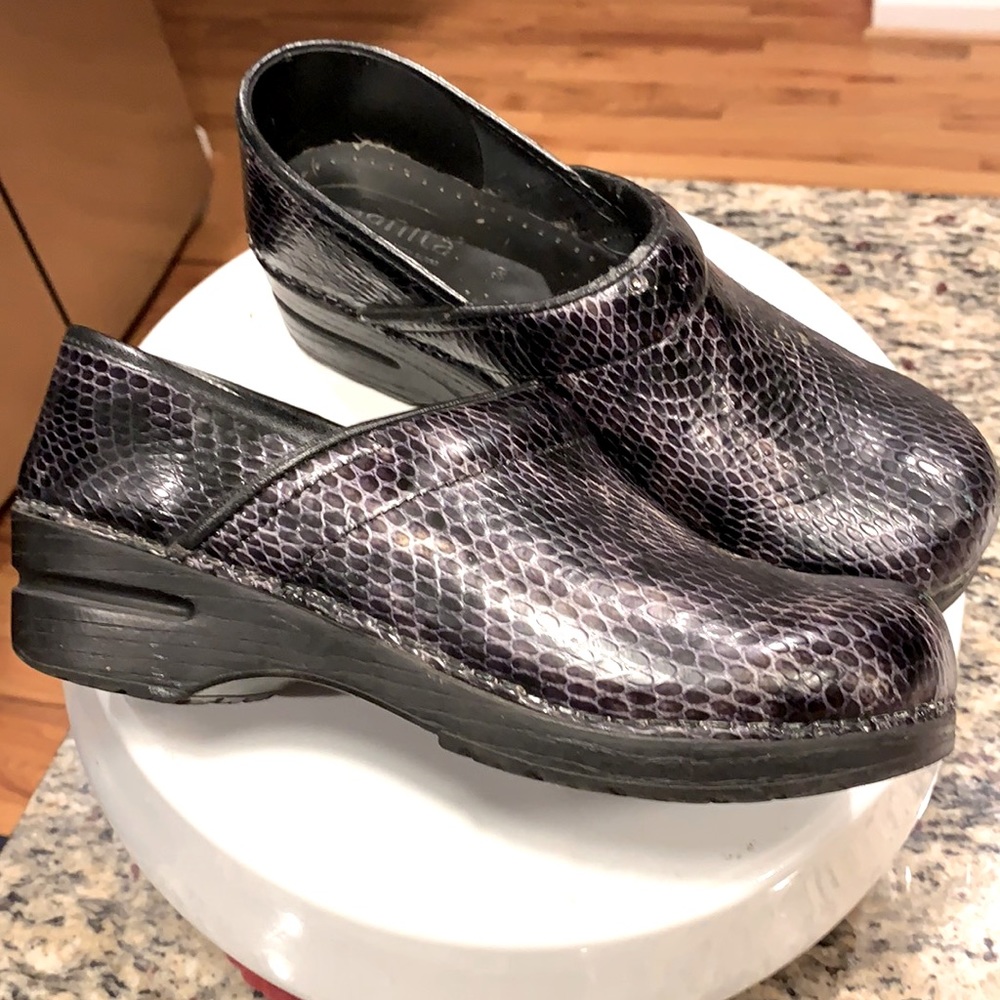 SANITA Ladies Clogs, SZ 39 Embossed patent reptile black/gray. Nearly new!